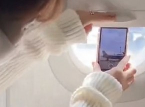 Không nên cài điện thoại ở cửa sổ máy bay để quay video