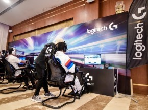 Lướt gió xế hộp BMW cùng vô lăng giả lập Logitech G29