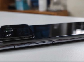 Video trên tay Xiaomi Mi 11 Ultra cho thấy cụm camera cực lớn và có màn hình nhỏ bên cạnh